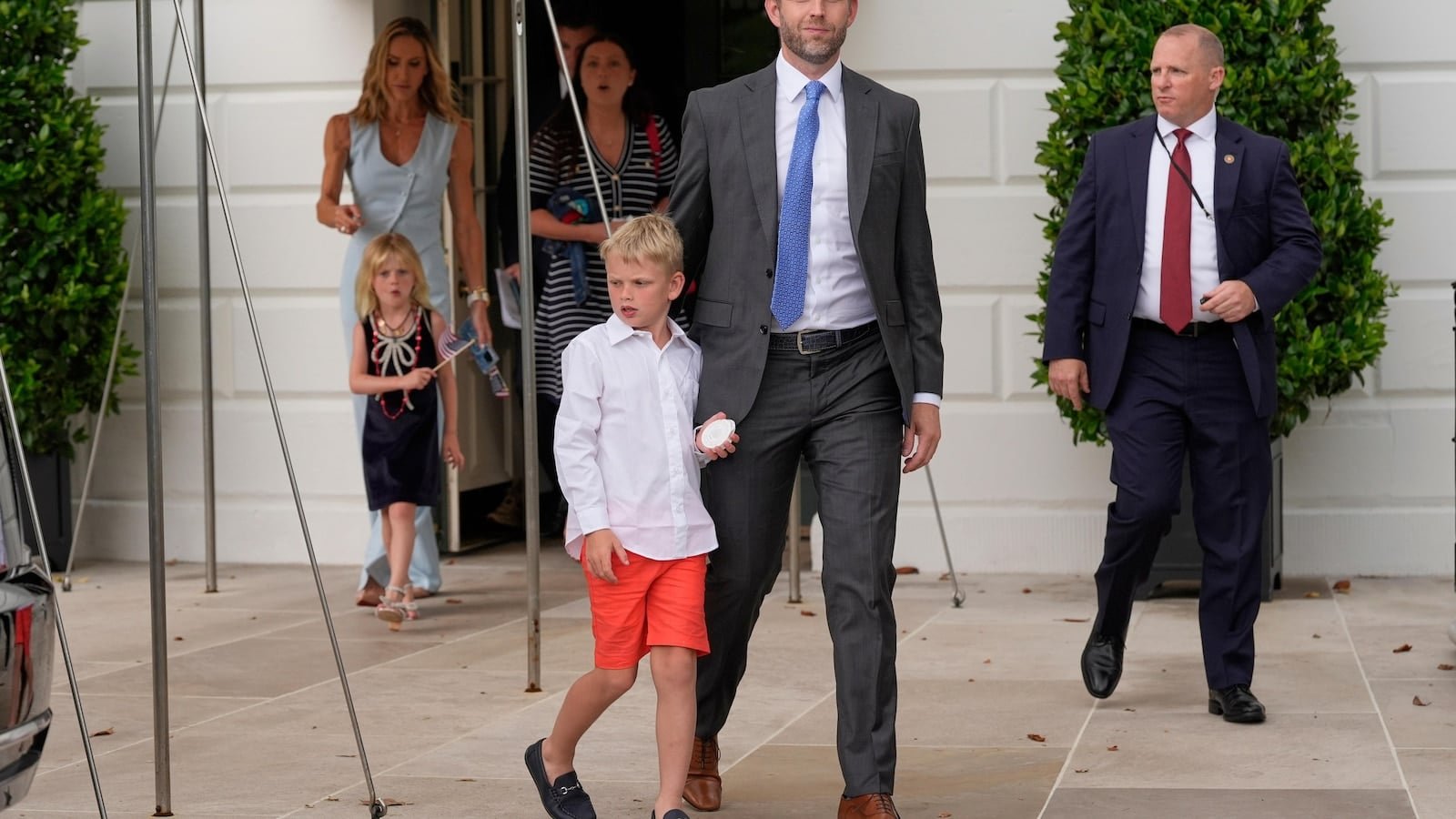 ट्रम्प परिवार ने एक और उद्यम, एक मोबाइल फोन कंपनी की घोषणा की