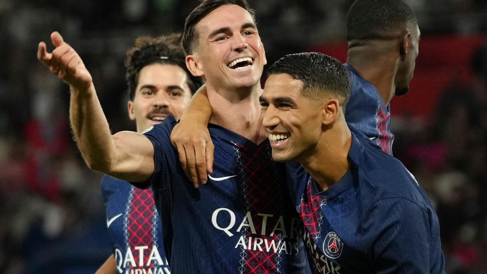 DeMbélé पेनल्टी को याद करता है, लेकिन FabiAn Ligue 1 में एंगर्स पर जीतने के लिए PSG को लिफ्ट करता है