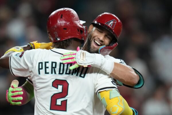 Lourdes Gurriel जूनियर इतिहास बनाता है, 2-रन होमर के लिए मेसन मिलर से 103.9 मील प्रति घंटे की पिच को कुचल देता है Lourdes Gurriel जूनियर इतिहास बनाता है, 2-रन होमर के लिए मेसन मिलर से 103.9 मील प्रति घंटे की पिच को कुचल देता है