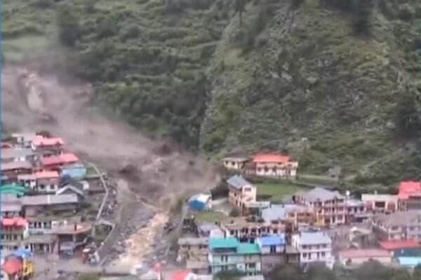 उत्तरी भारत में वीडियो फ्लैश बाढ़ हिमालयन गांव से दूर है hulu