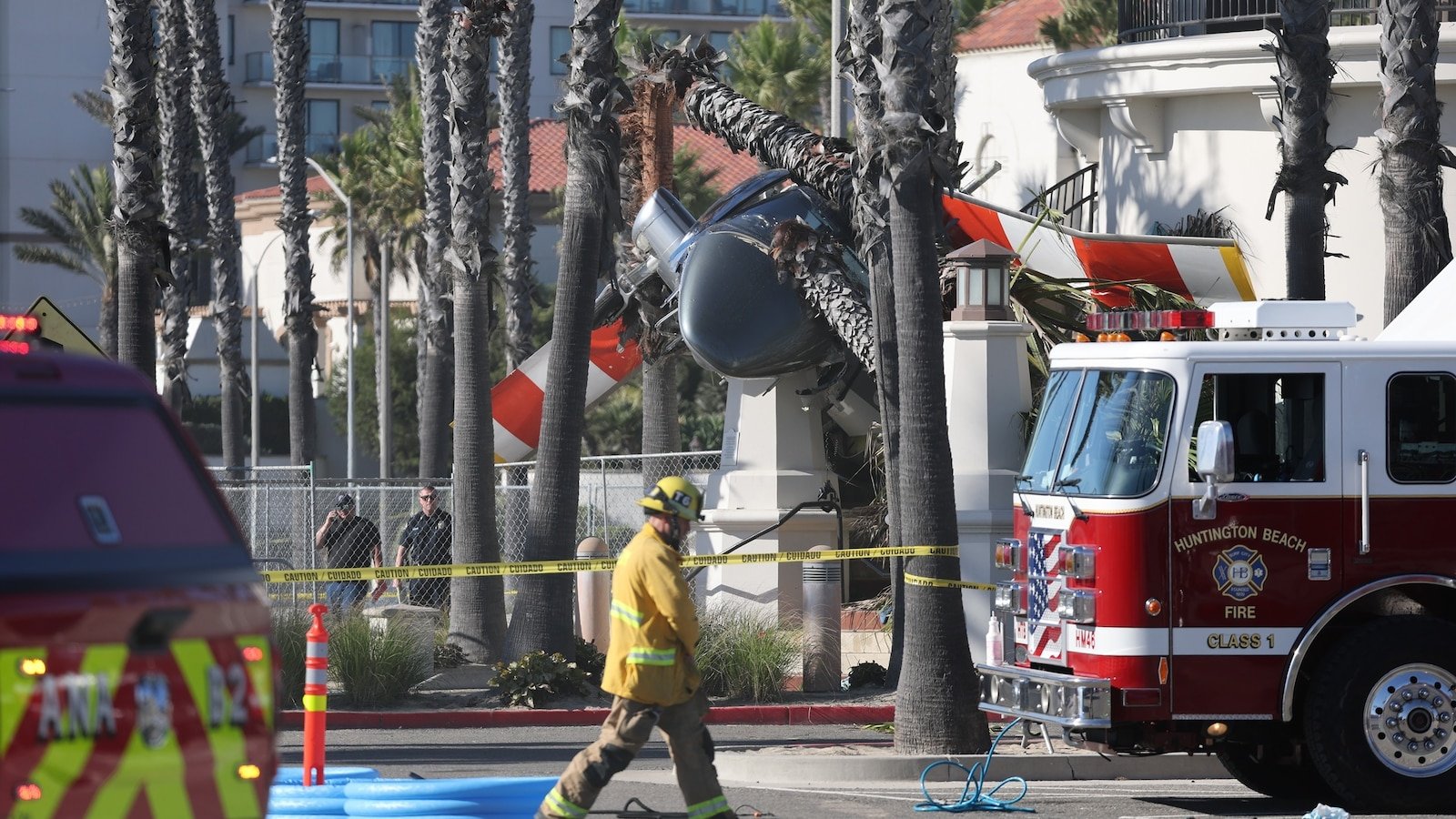 कैलिफोर्निया के हंटिंगटन बीच में हेलीकॉप्टर दुर्घटना के बाद 5 लोग अस्पताल में भर्ती